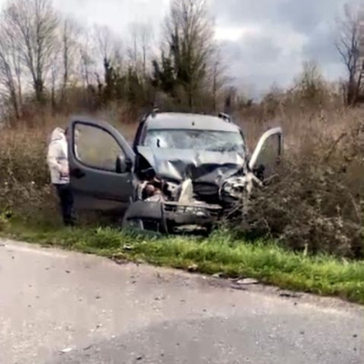 Araçlar kafa kafaya çarpıştı: 1 ölü, 4 yaralı