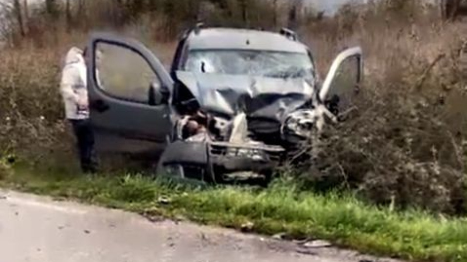 Araçlar kafa kafaya çarpıştı: 1 ölü, 4 yaralı