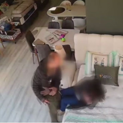 Şiddette sınır da yer de yok! Eşini mağazada dövdü!