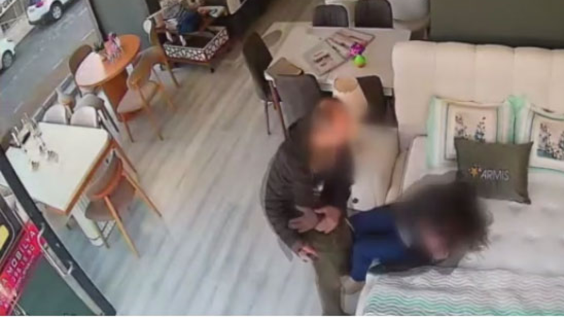 Samsun'da Şiddet Skandalı: Eşini Mağazada Döven Koca Kameralara Yakalandı