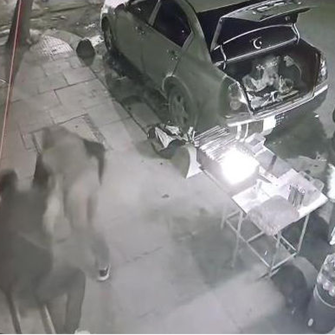 Kaldırımda oturanlara ateş açtılar