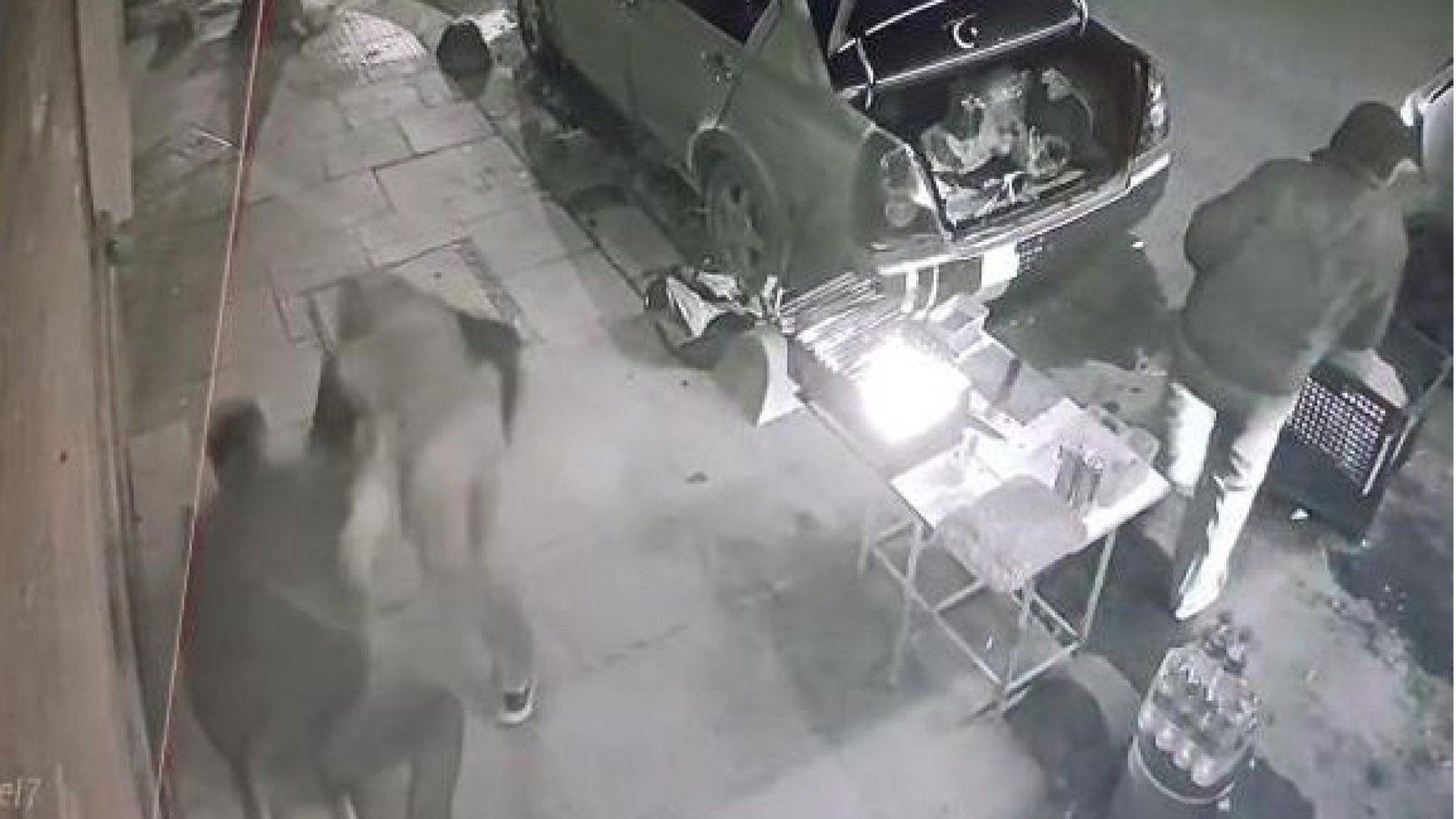 Sultangazi'de Korkunç Saldırı: Kaldırımda Oturanlara Ateş Açıldı, Şüpheliler Kaçtı