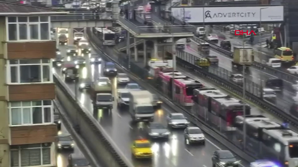 İki metrobüs çarpıştı! Yaralılar var!