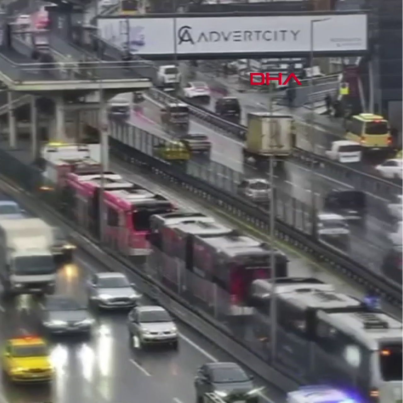 İki metrobüs çarpıştı! Yaralılar var!