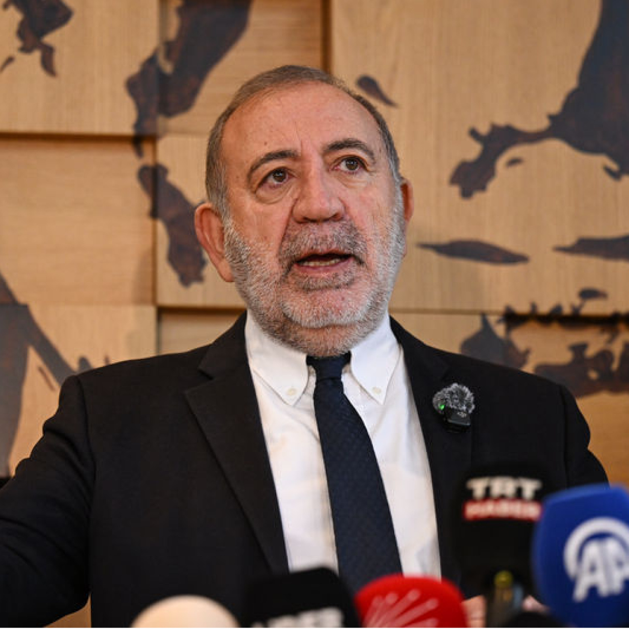 Gürsel Tekin için göreve devam kararı