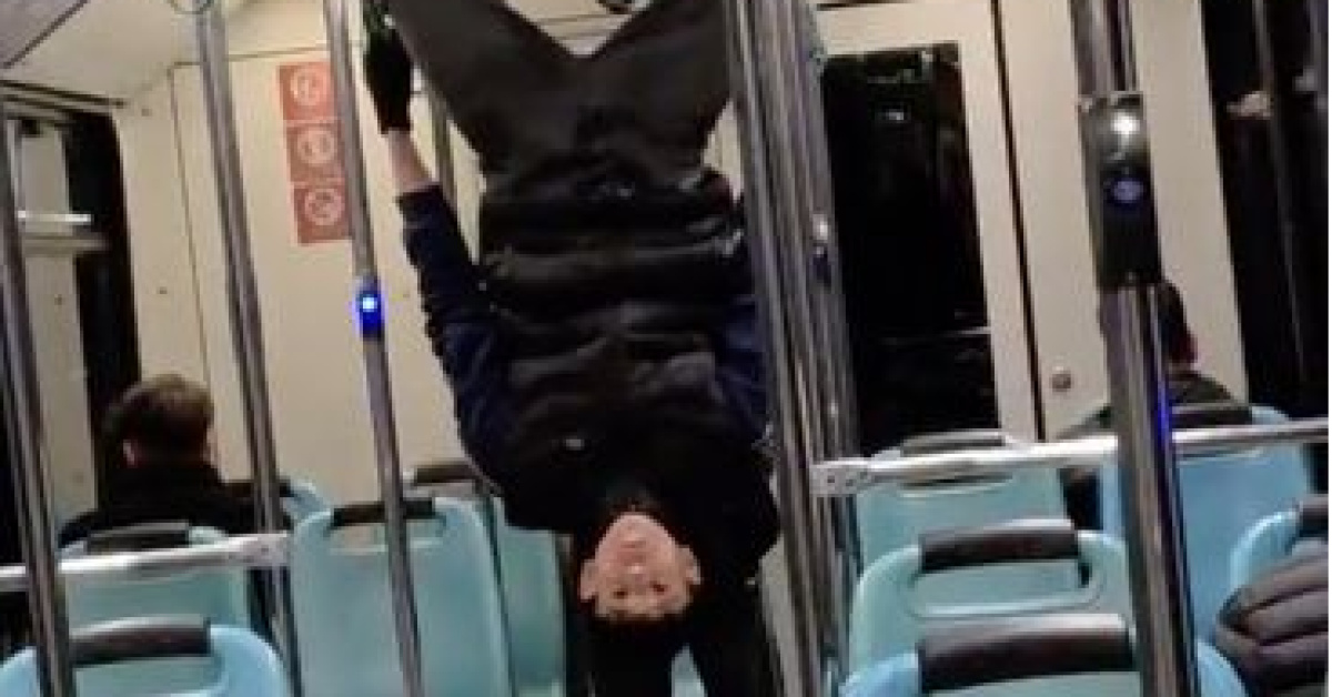 Bursa'da Gençlerin Tehlikeli Metro Hareketleri Kaydedildi