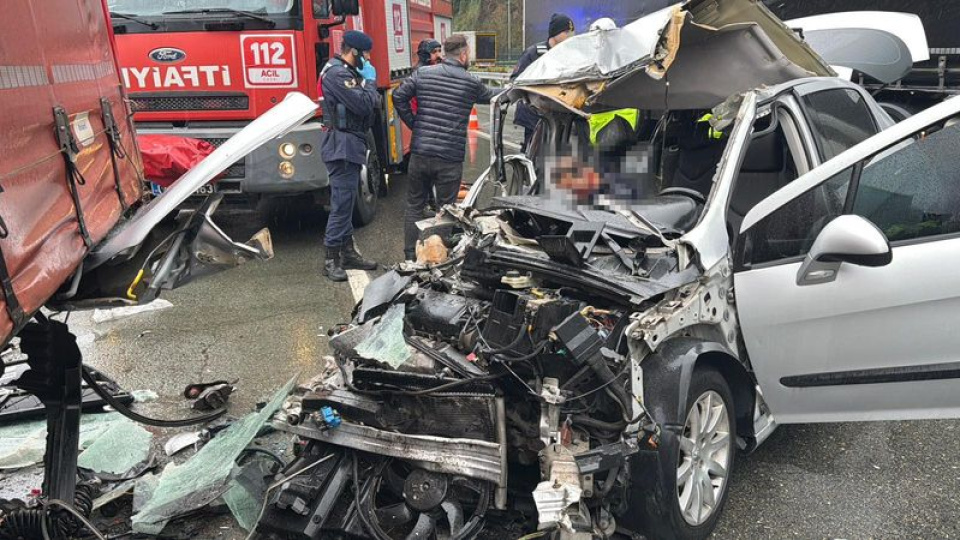 Otomobil hurdaya döndü: 2 ölü, 1 yaralı