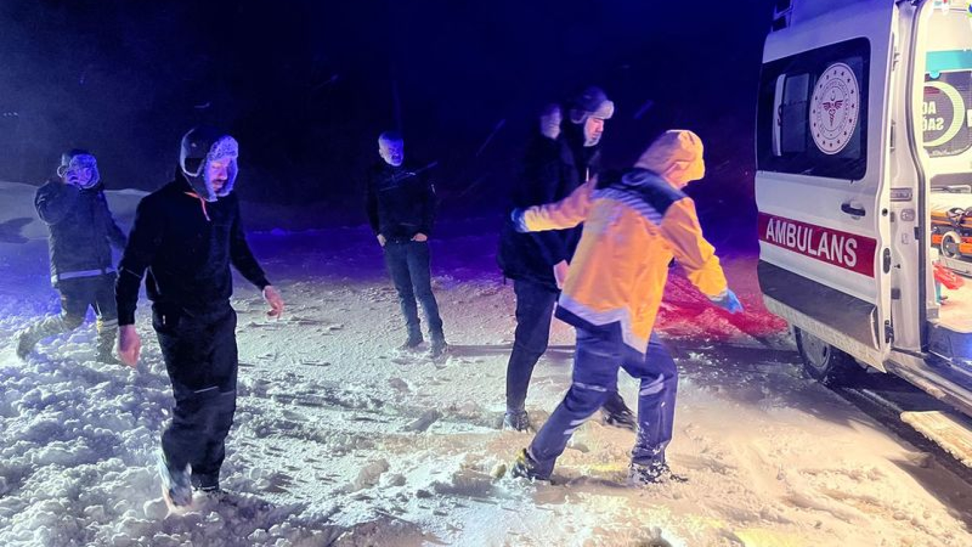 Sivas'ta Tipiye Yakalanan İşçiler 7 Saatlik Zorlu Operasyonla Kurtarıldı