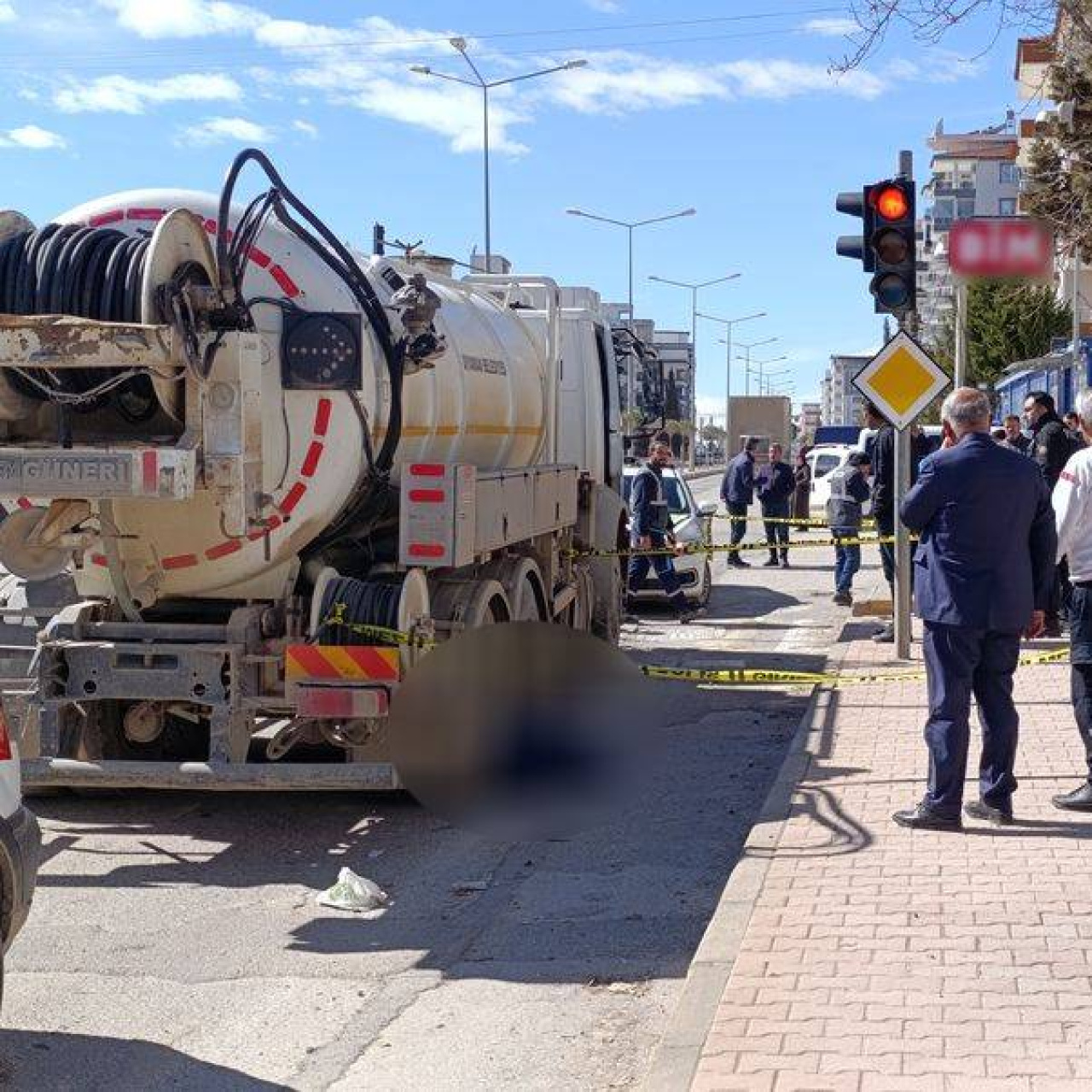 Tankerin altında kalıp öldü