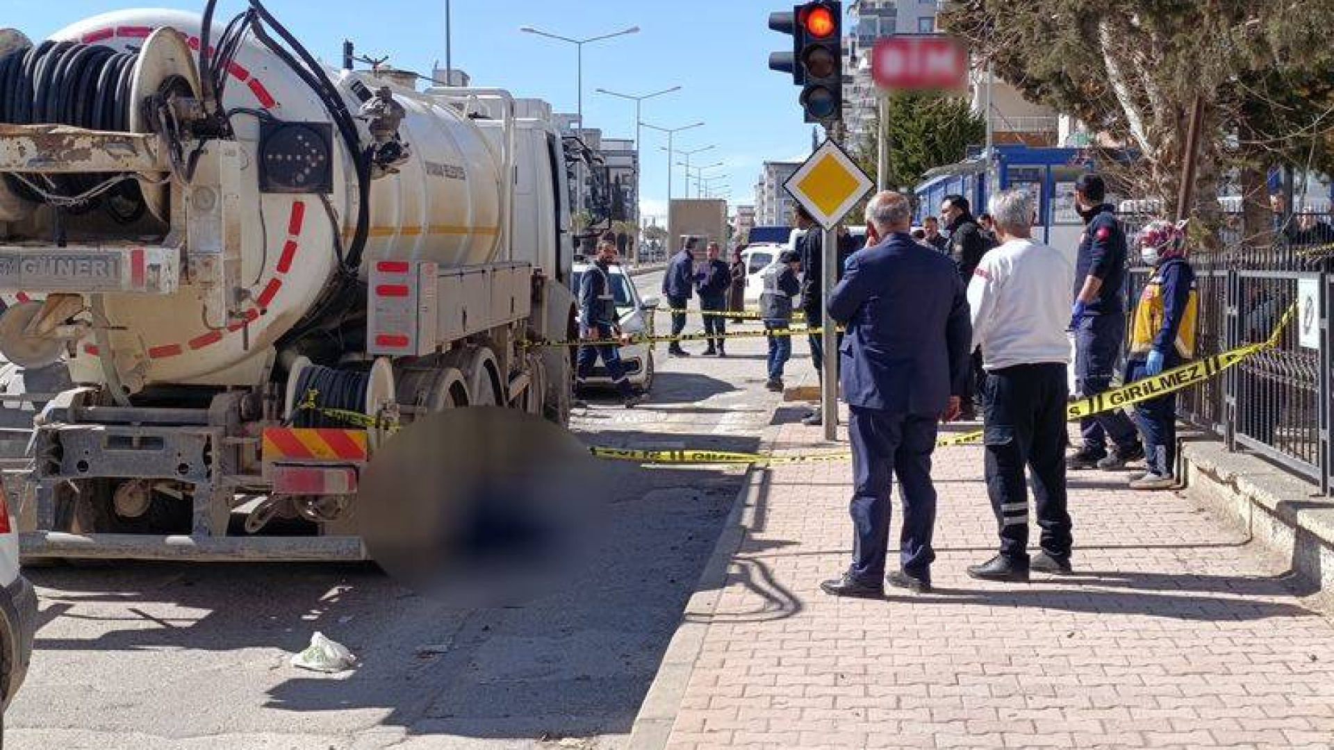 Adıyaman'da Tanker Kazası: Yaya Hayatını Kaybetti, Kimlik Araştırması Sürüyor