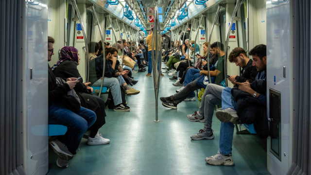 Marmaray ve metro vagonları şiirlerle süslense harika olmaz mı?