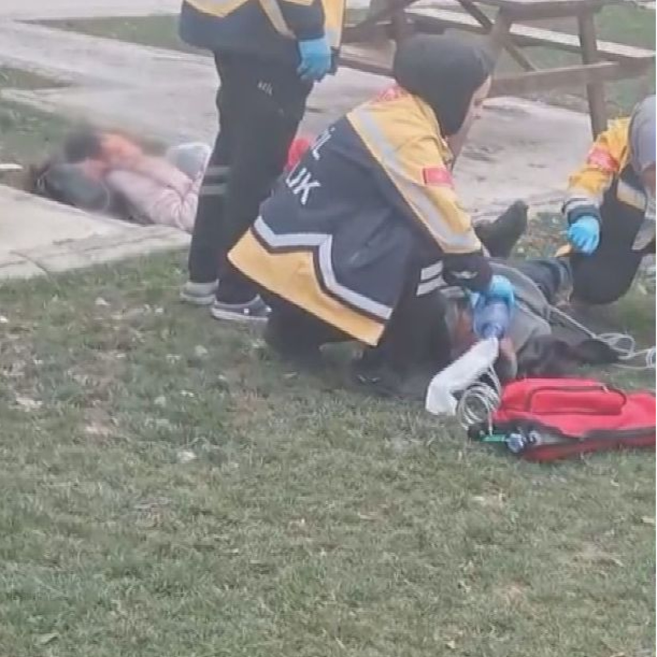 Eşini yaraladıktan sonra kendini vuran koca öldü