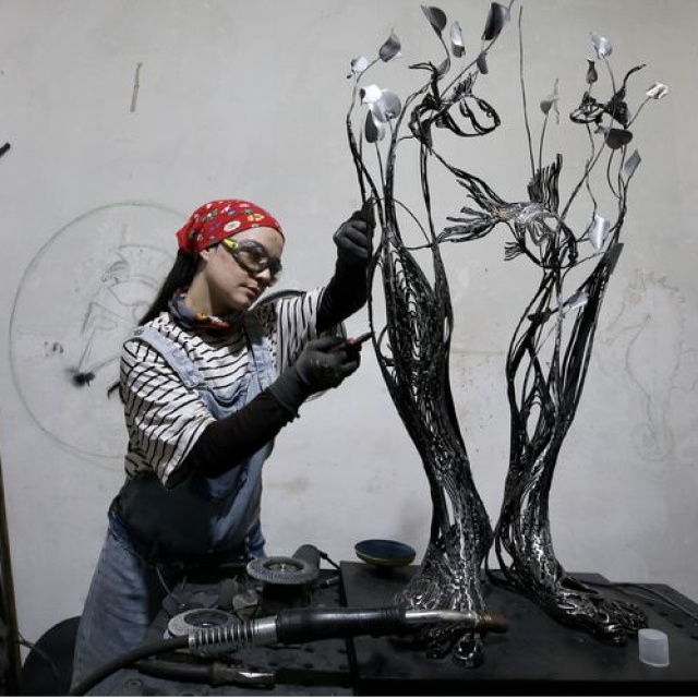 Metal parçalar kadın gücüyle sanat eserine dönüşüyor