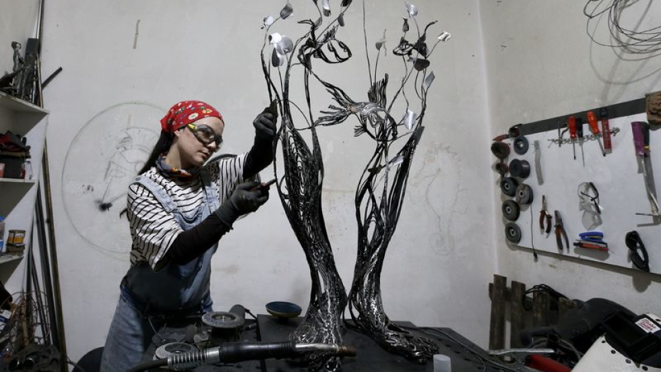 Metal parçalar kadın gücüyle sanat eserine dönüşüyor