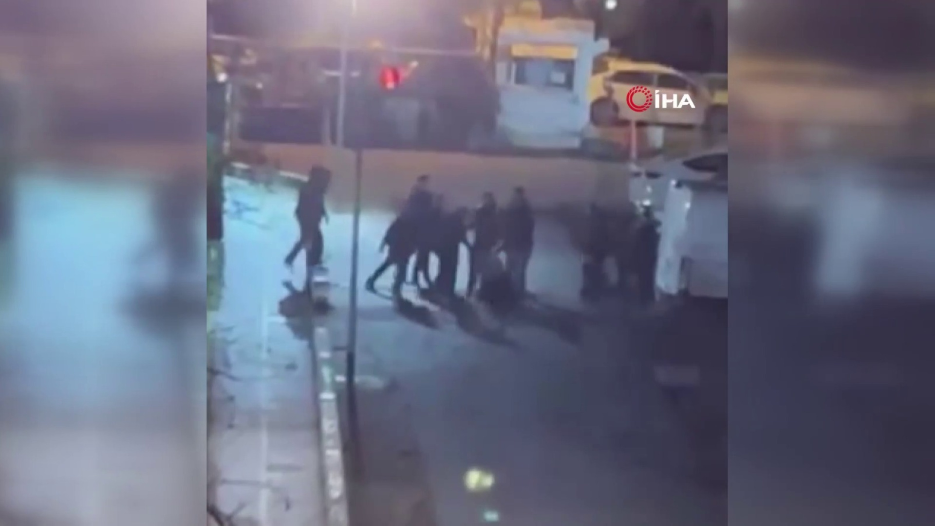 Son dakika:  Beyoğlu’nda iki grup tekme tokat birbirine girdi: O anlar kamerada