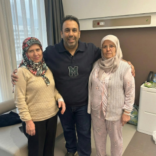 İki kız kardeş aynı gün meme kanserini yendi