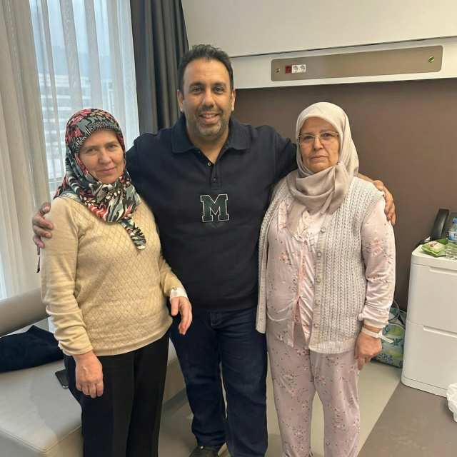 İki kız kardeş aynı gün meme kanserini yendi