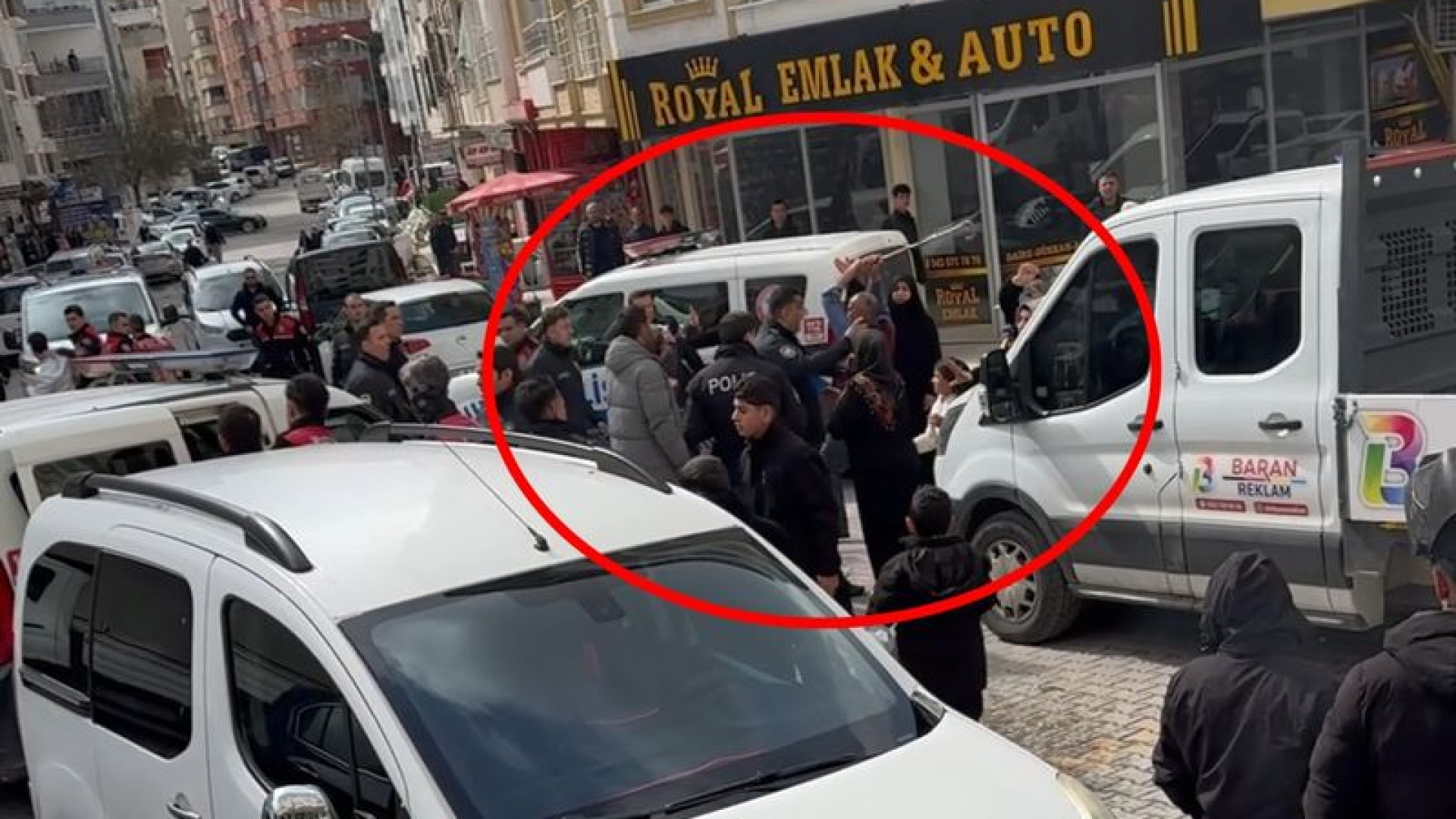 Son dakika: Siirt’te dünür ailelerin kavgası kamerada