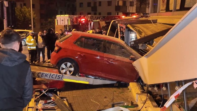 Feci kaza! Kontrolden çıktı börekçiye uçtu