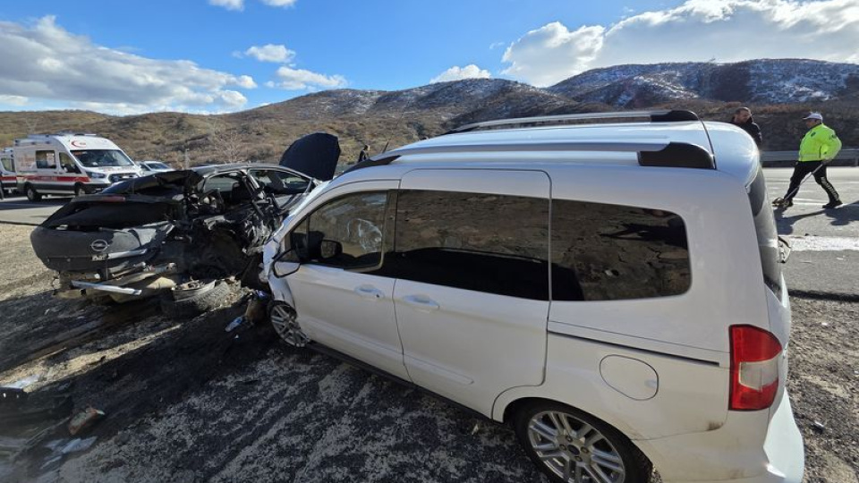 Otomobil ve ticari araç çarpıştı: 2 ölü, 2yaralı