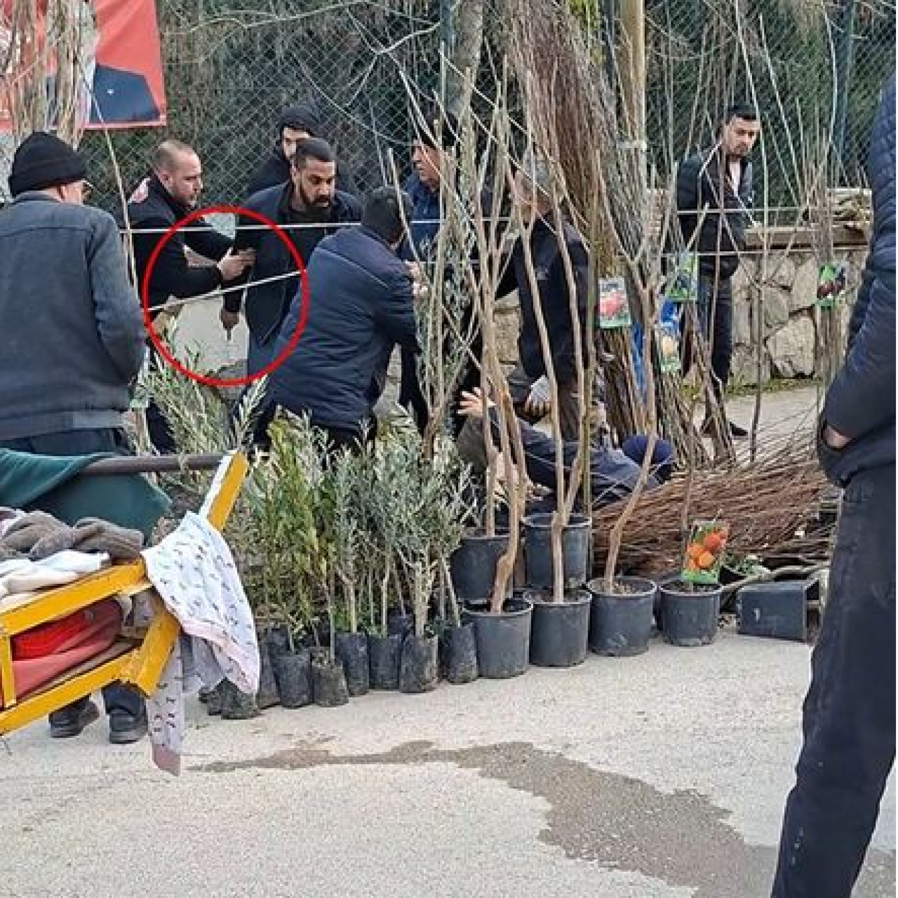 Seyyar satıcılardan zabıtalara bıçaklı saldırı