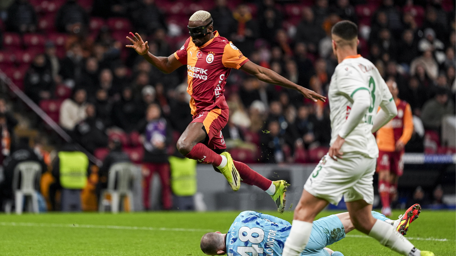 Galatasaray Taraftarlarından Victor Osimhen'e Duygu Yüklü Pankart