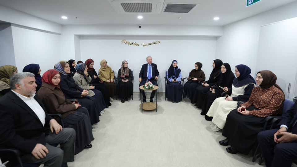 Cumhurbaşkanı Erdoğan'dan kız öğrenci yurdu ziyareti