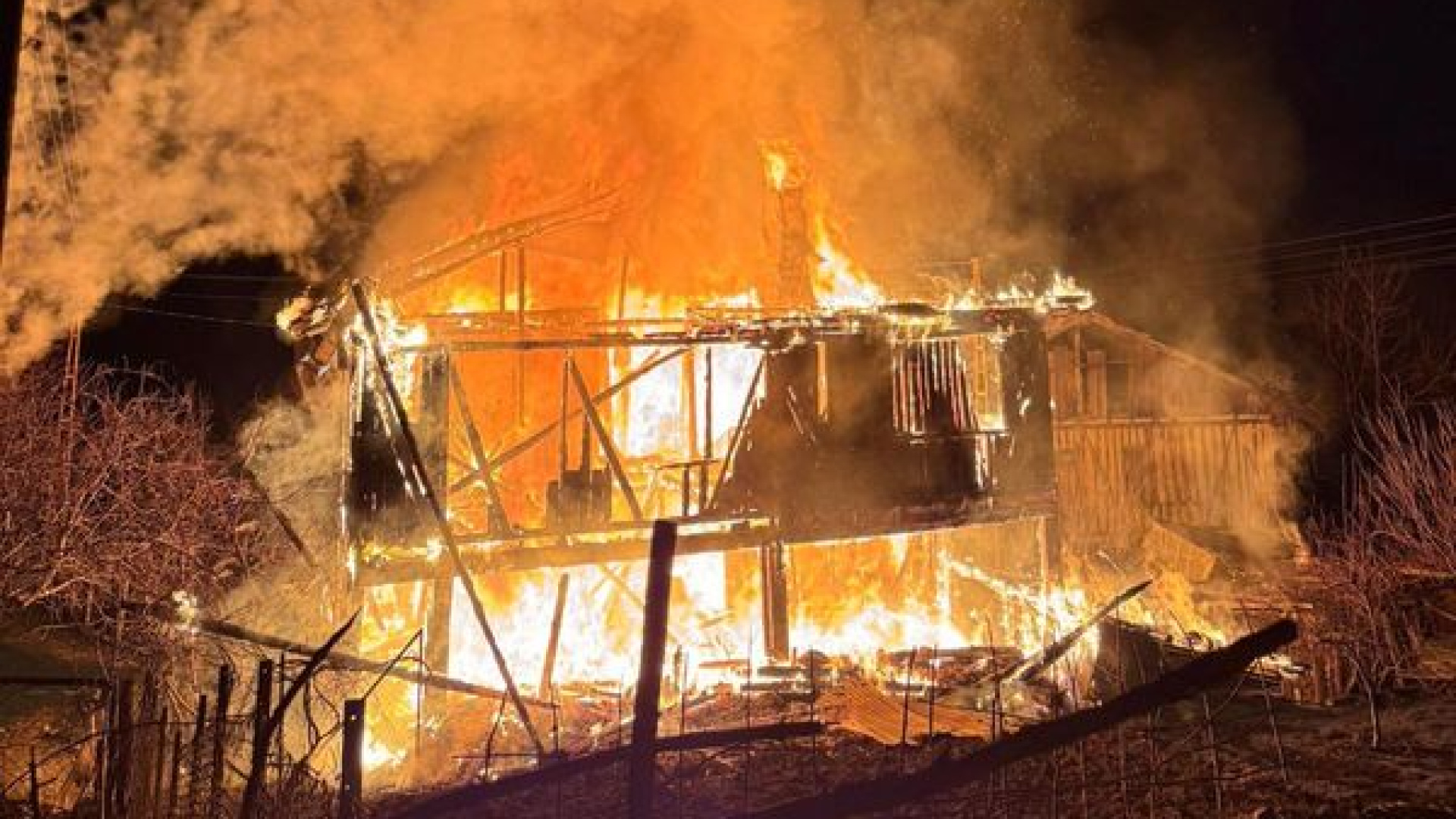 İki katlı ahşap evde yangın çıktı