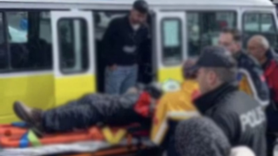 Minibüsten düşüp, hayatını kaybetti