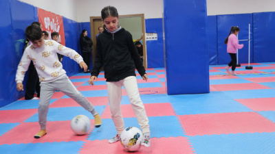 Depremzede ilkokul öğrencileri, farklı spor dallarıyla tanışıyor