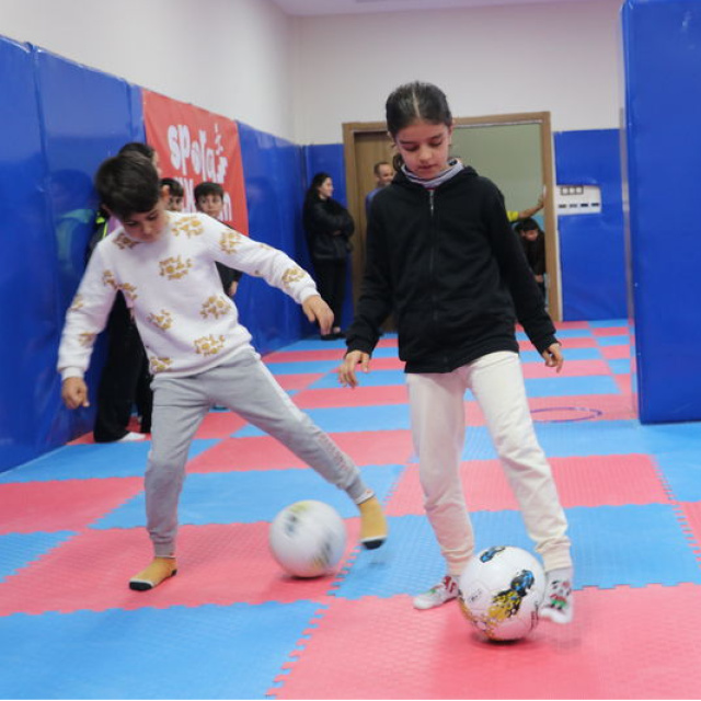Depremzede ilkokul öğrencileri, farklı spor dallarıyla tanışıyor
