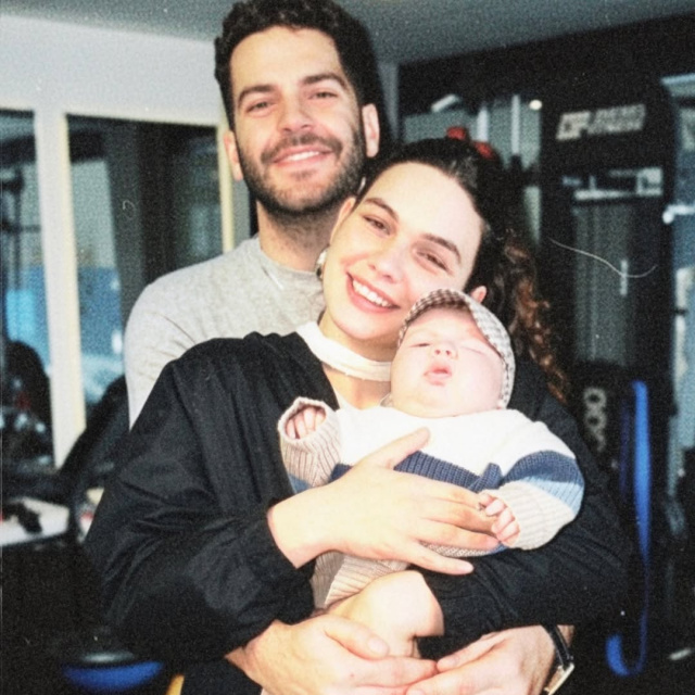 Bebeğinin yüzünü gösterdi