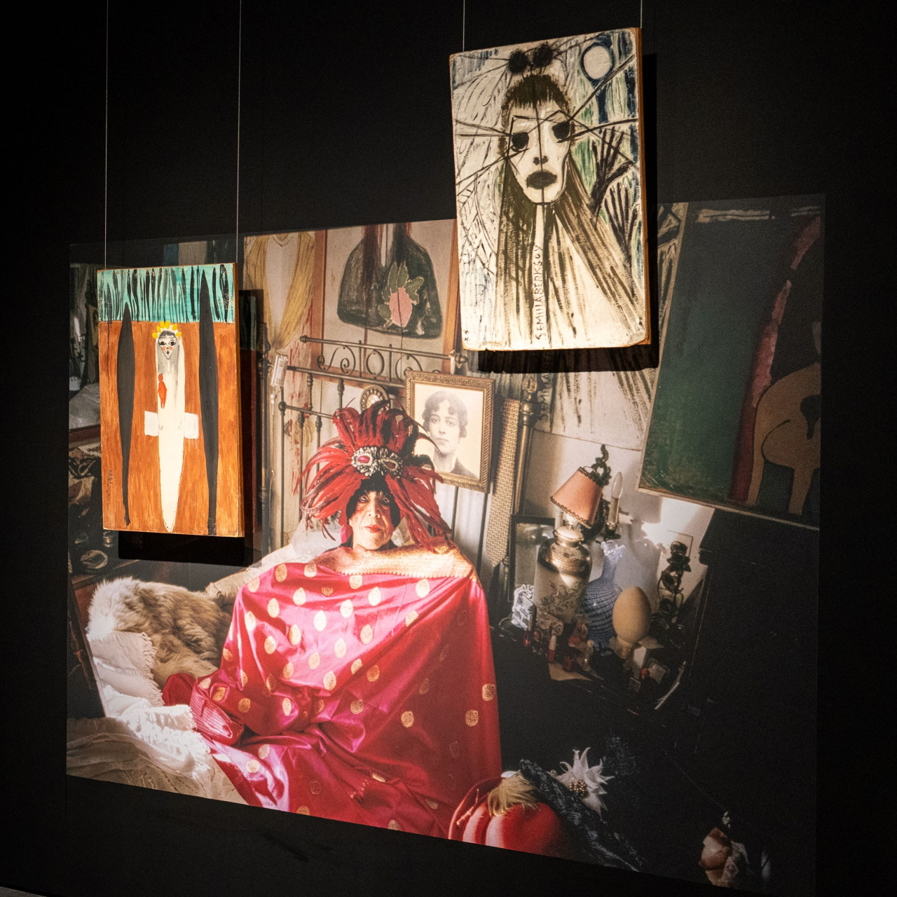 'Tüm Renklerin Aryası'na özel sergi turu