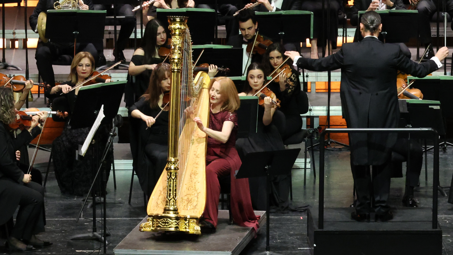Anne-Sophie Bertrand'ın Arpıyla Büyüleyen İDSO Konseri