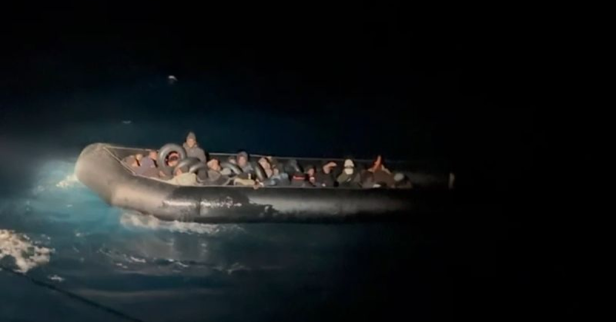 İzmir'de Lastik Botta Döşensiz Göçmen Grubu Yakalandı