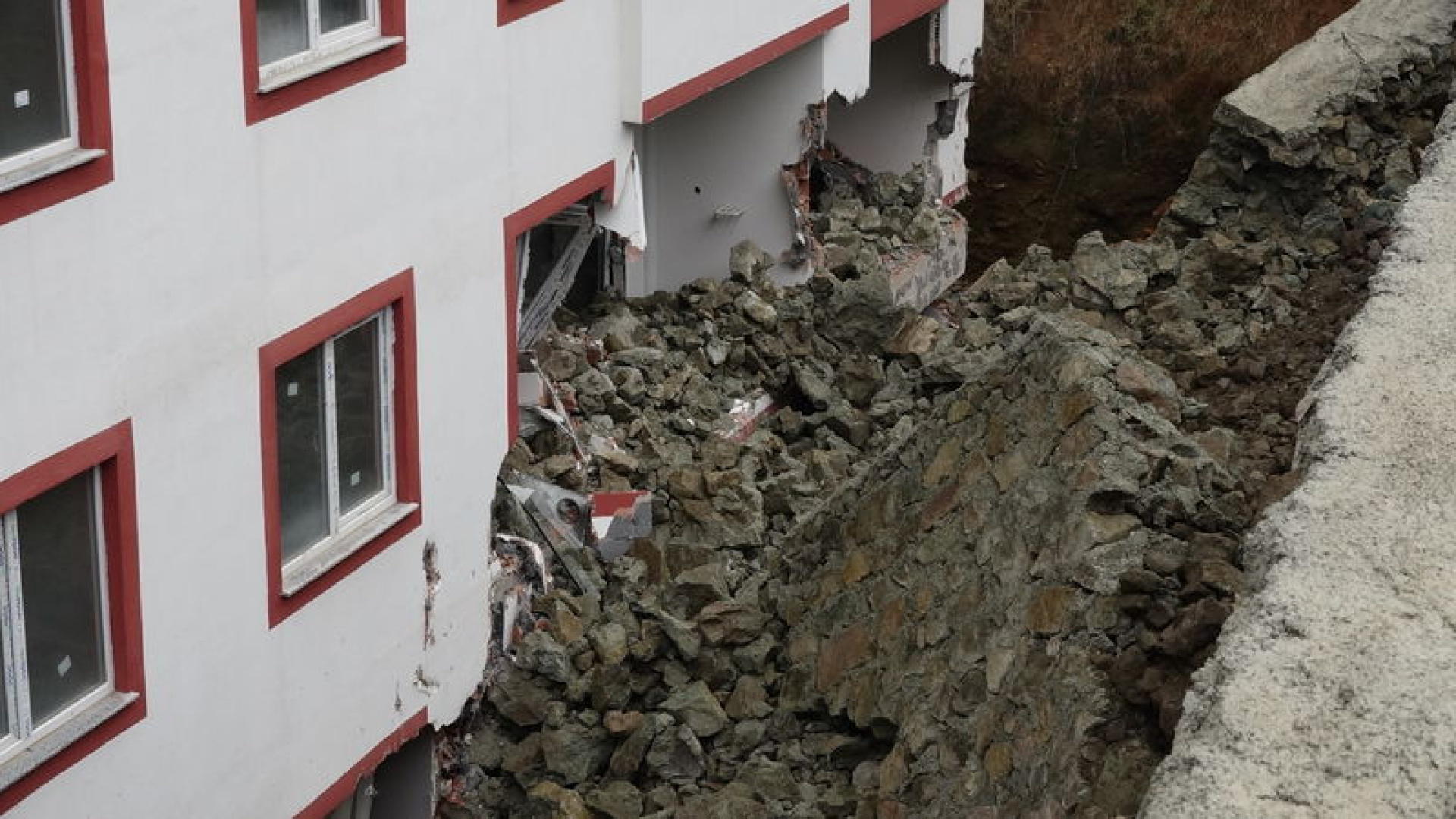 Son dakika: Trabzon'da istinat duvarı çöktü, 9 katlı bina zarar gördü | Son dakika haberleri