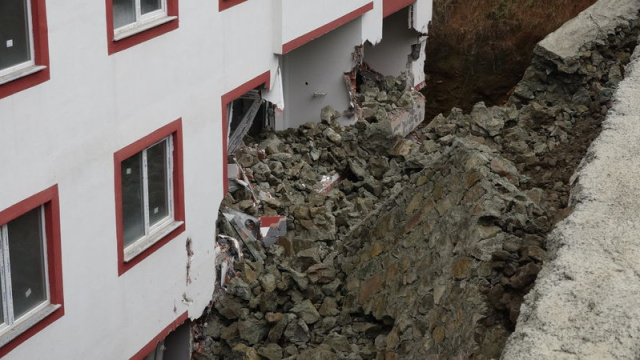 Trabzon'da istinat duvarı çöktü