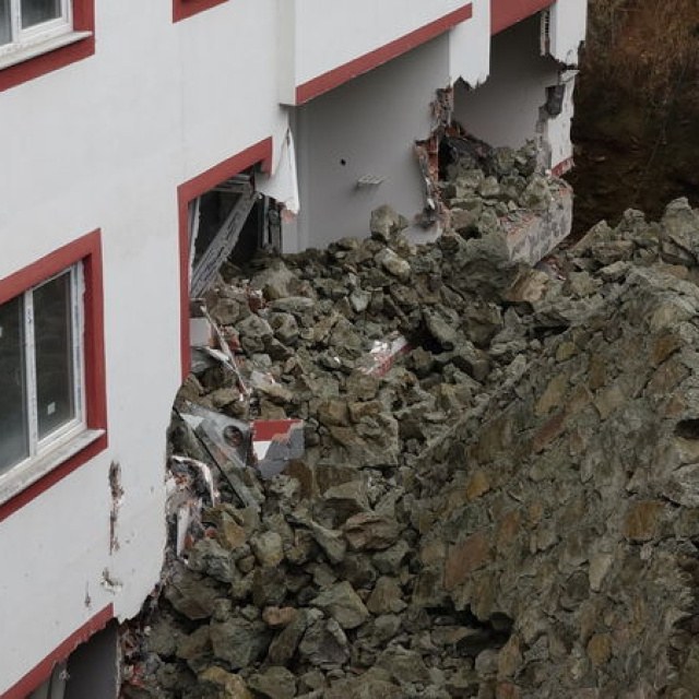 Trabzon'da istinat duvarı çöktü