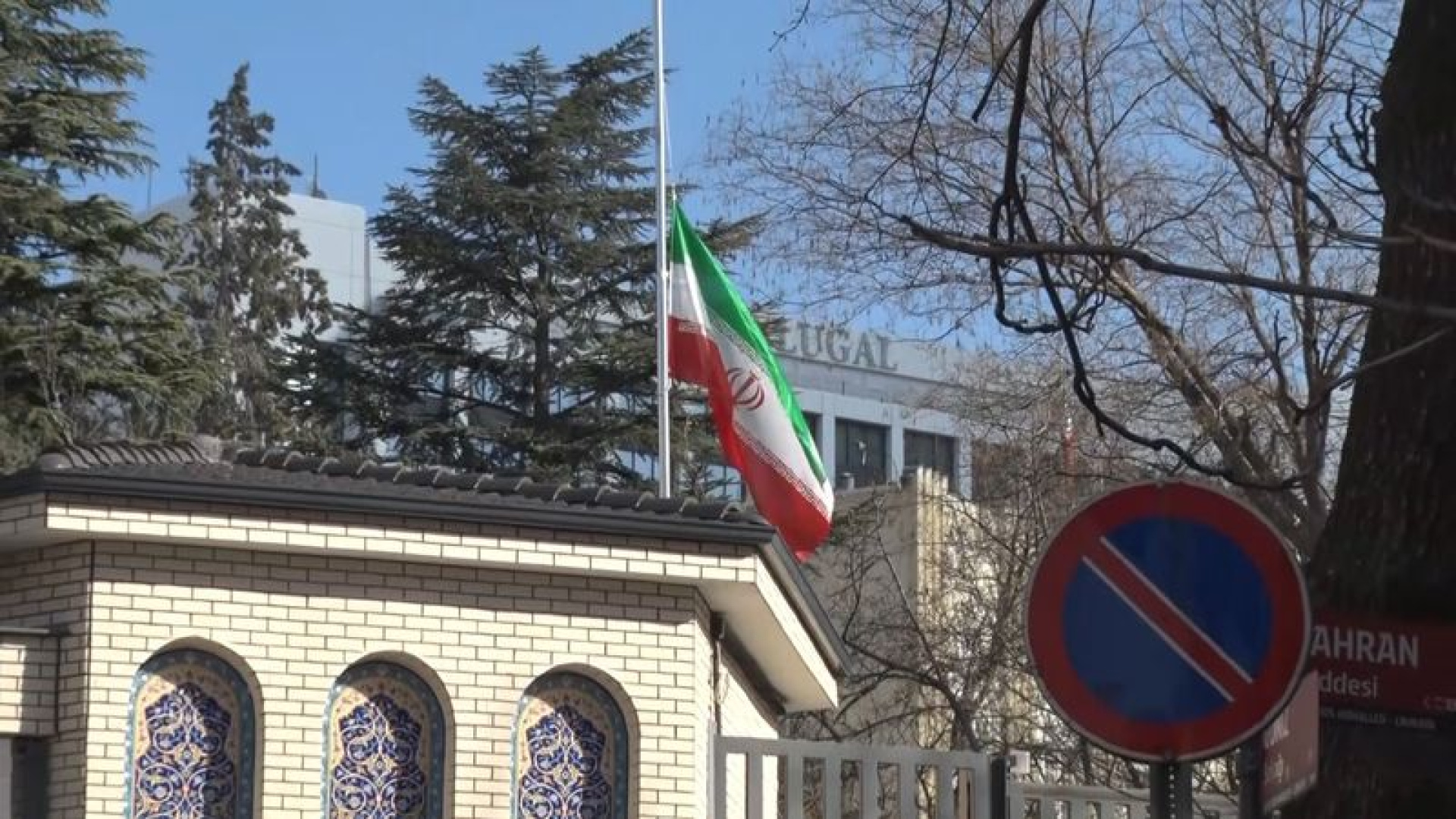 İran’ın Ankara Büyükelçiliği’nde bayraklar yarıya indirildi | Son dakika haberleri