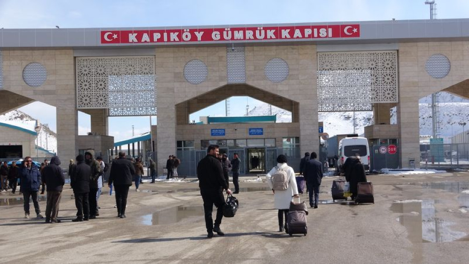 3 gümrük kapısında günübirlik yolcu geçişleri karşılıklı olarak durduruldu