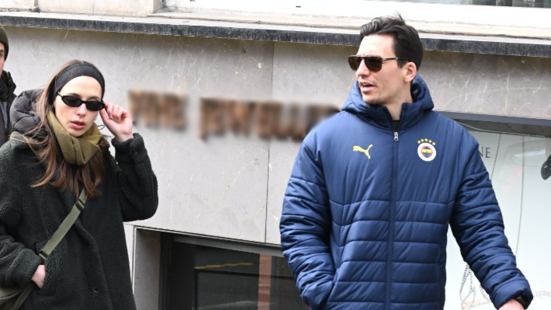 Lal Saran ve Eşi Tolga İrdem Bebek'te Görüntülendi, Basından Kaçtılar