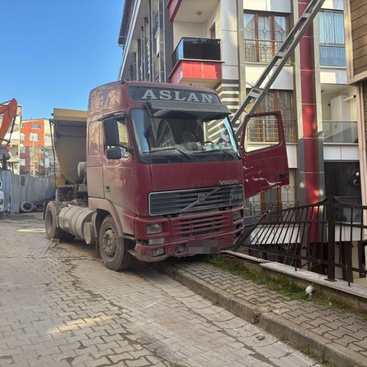 El frenini unuttu, 4 metreden düştü!