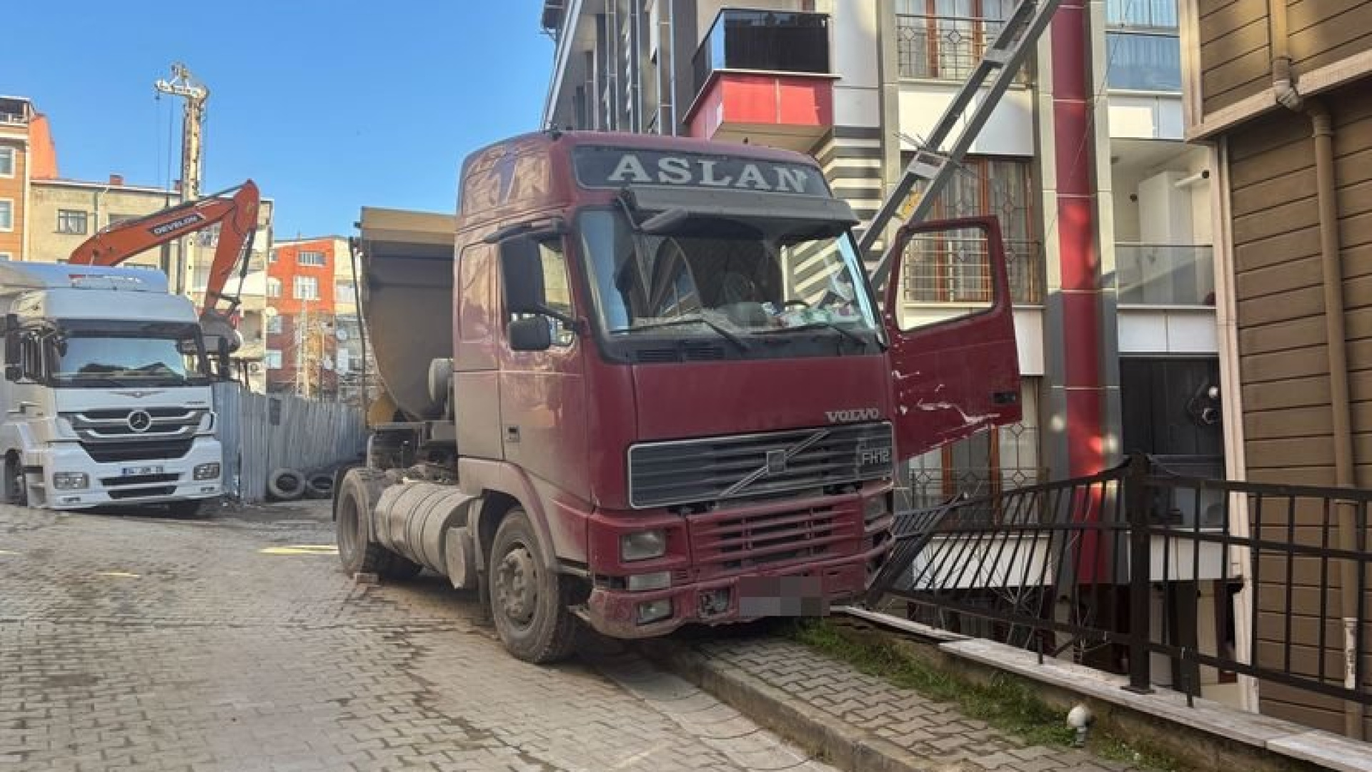 El Frenini Unuttu, 4 Metreden Düştü! İstanbul'da Hafriyat Kamyonu Kazası