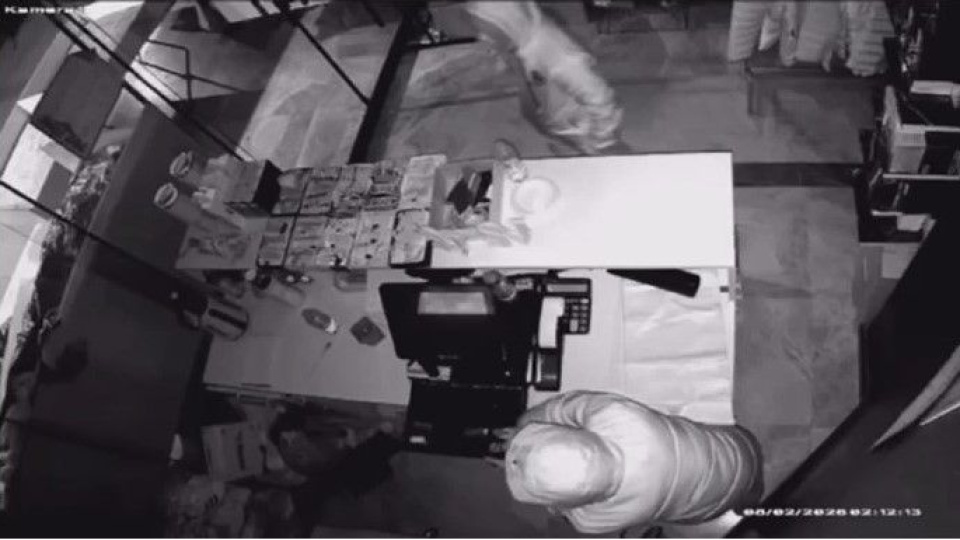 Çocuk hırsızlar o mağazaya dadandı