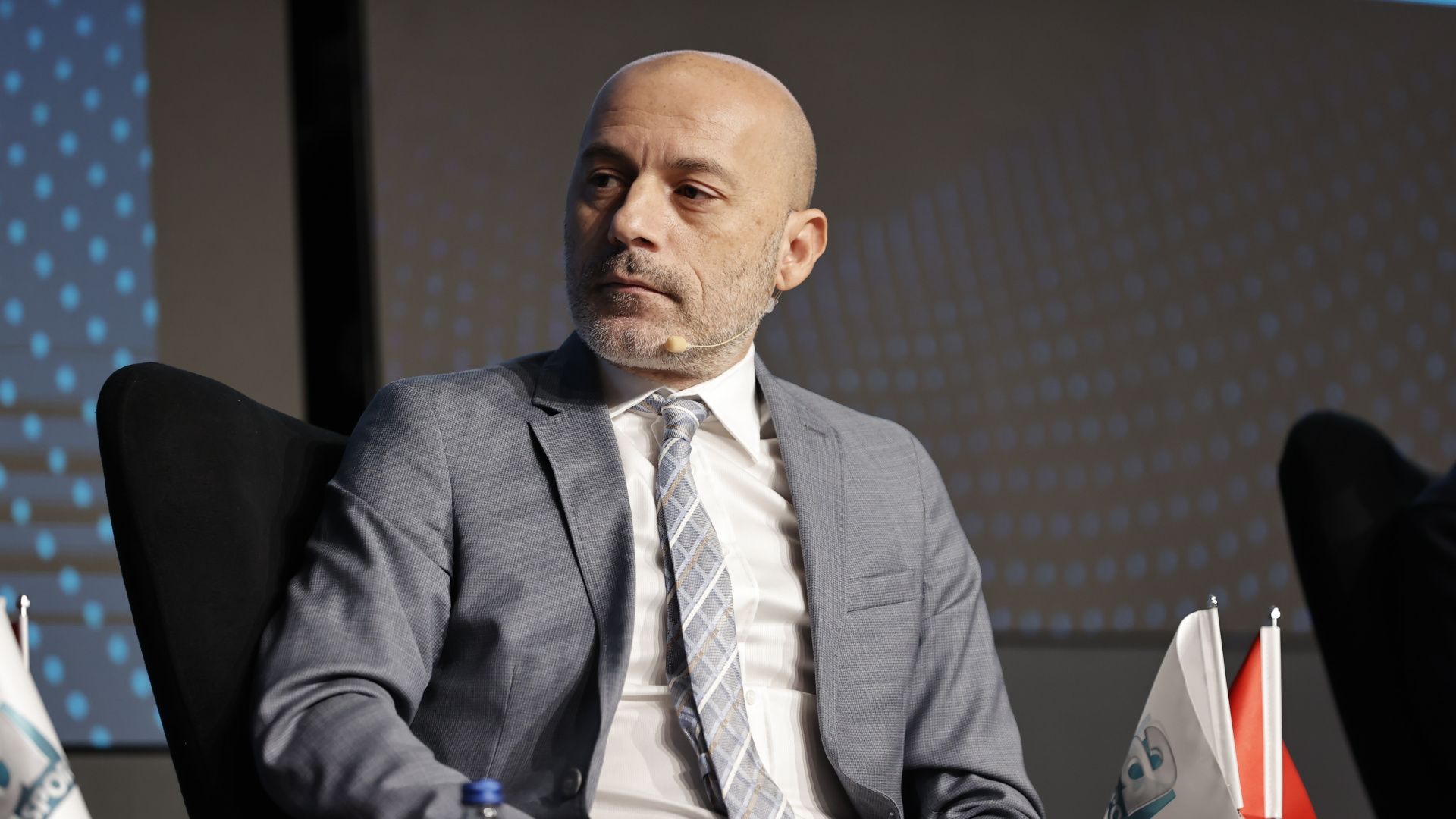 Cüneyt Çakır Dubai'de Mahsur Kaldı: İran-ABD Gerilimi Semineri İptal Etti