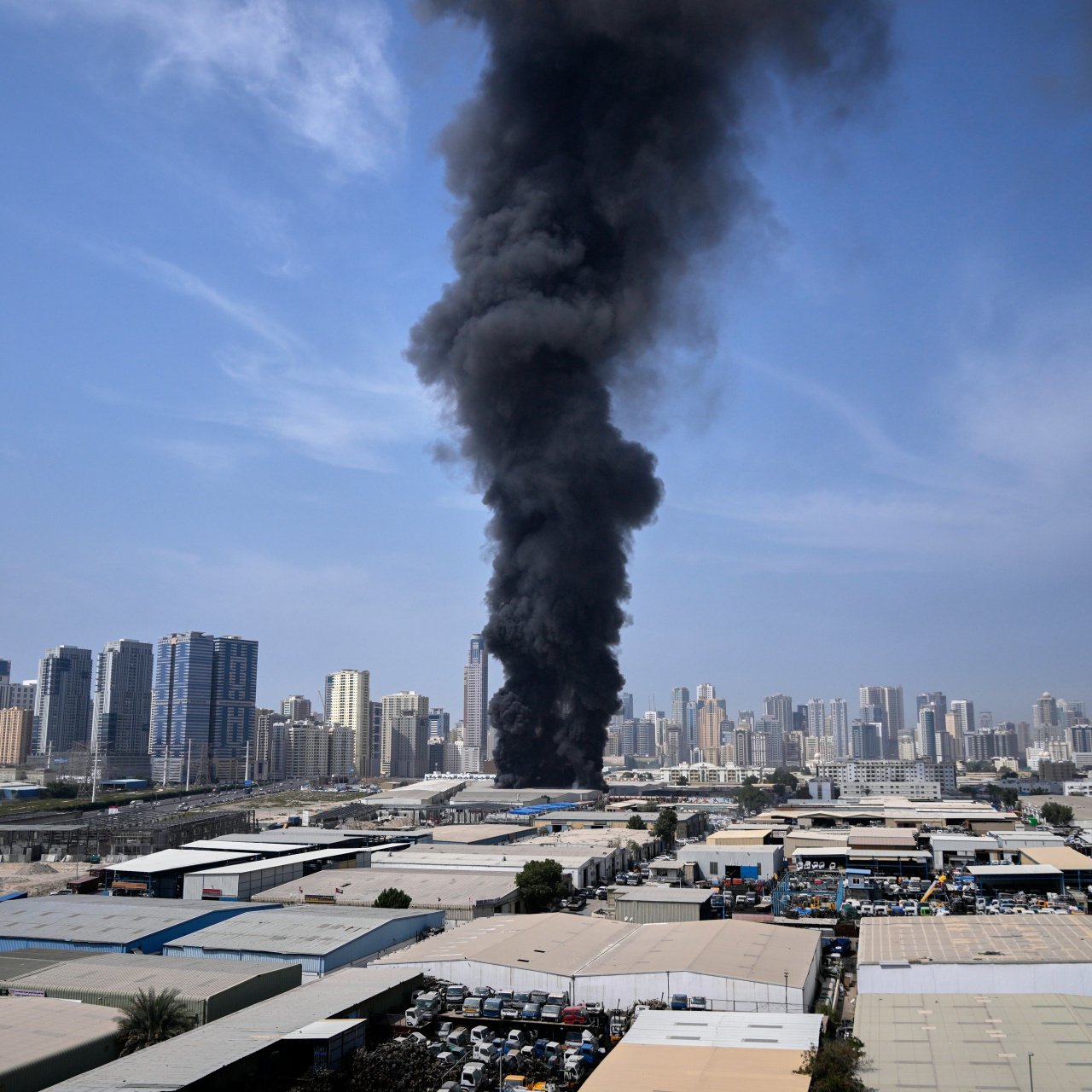 İran, Körfez ülkelerindeki hedeflere saldırıları sürdürüyor
