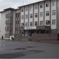 2 kadın öğretmen ile 1 öğrenciyi bıçakladı! Lisede dehşet!