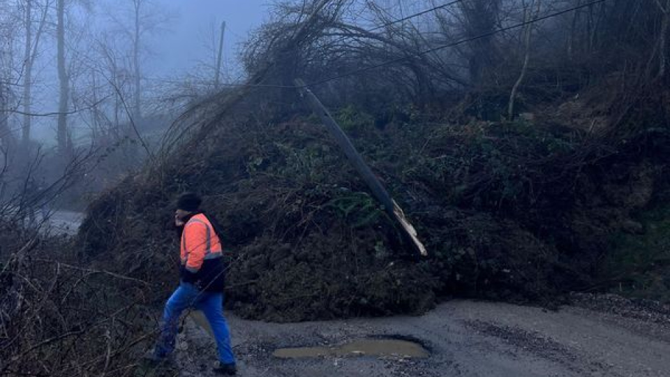 Köy yolunu kapatan heyelan