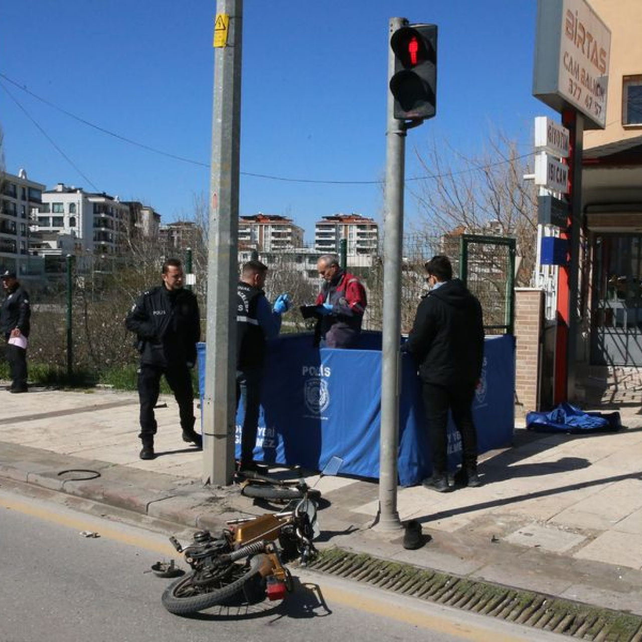 Kamyonete çarpan motosikletin sürücüsü öldü