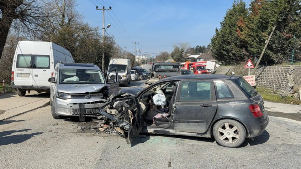 İki otomobil kafa kafaya çarpıştı: 1 ölü, 2 yaralı